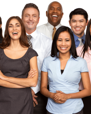 grupo de trabajadores felices por contratar su plan de salud complementario colectivo