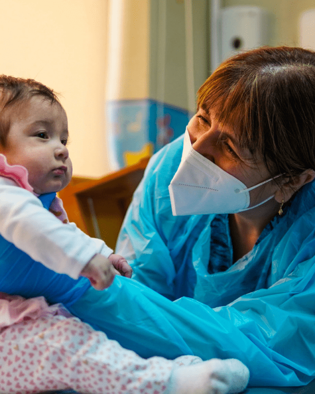 Blog - Defensoría Salud - Copago cero: El primer paso hacia el Fondo Universal de Salud atenciones medicas enfermera cuidando a niña