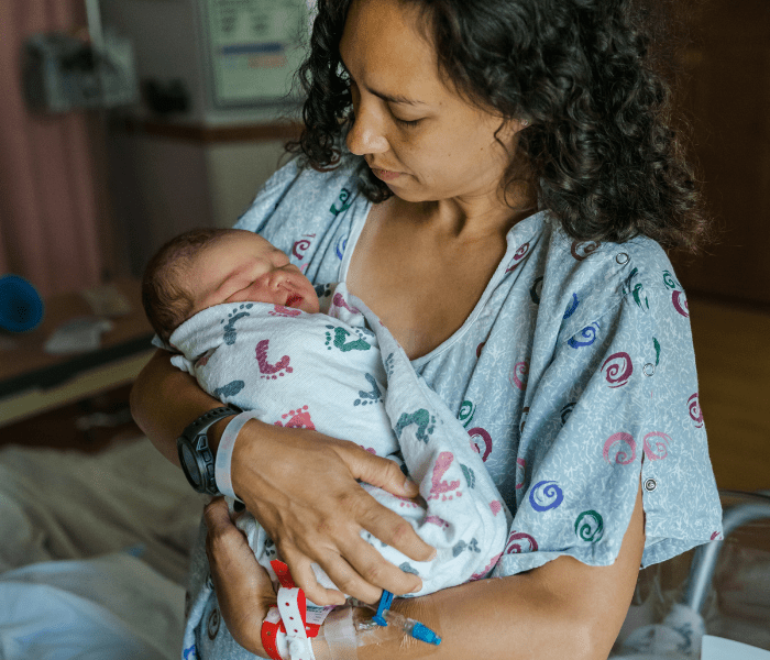 mujer con un bebé en brazos