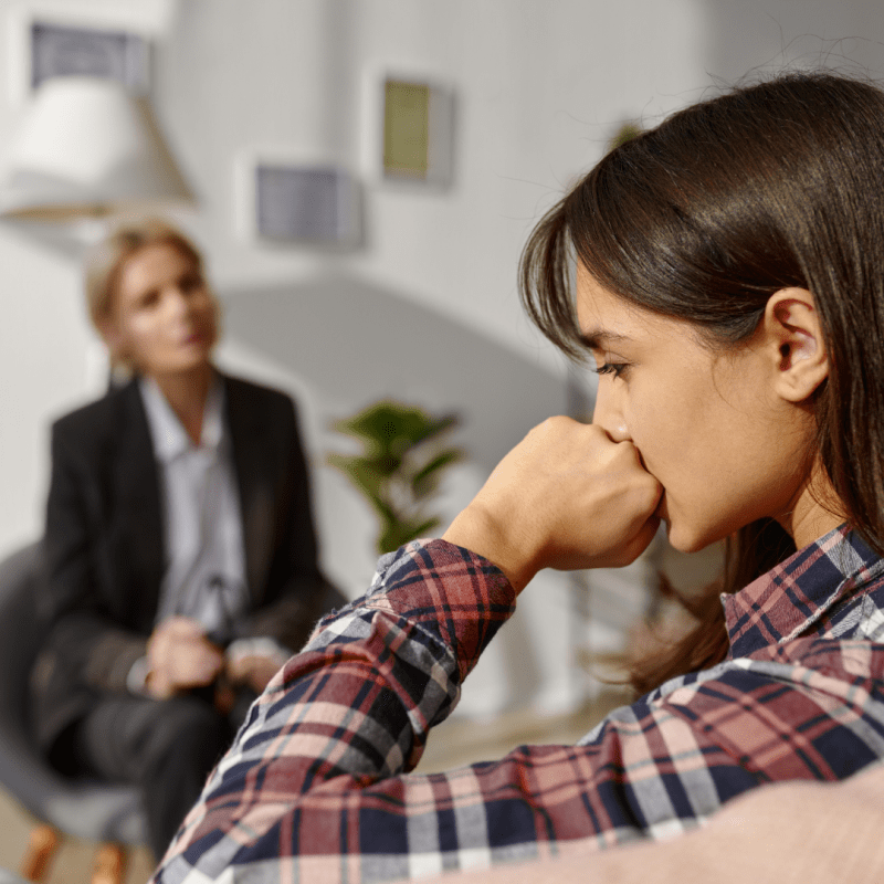 Mujer deprimida consultando a psicóloga
